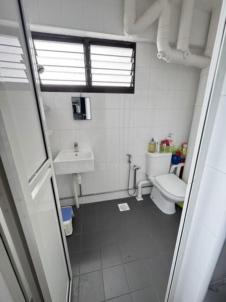 710 Hougang Avenue 2, 710 Hougang Avenue 2, Hougang / Punggol / Sengkang, 3 Bedrooms, 1,055 sqft, HDB Flat For Sale, by Cindy Ng, 500277656 - Bathroom - PropertyGuru.com.sg