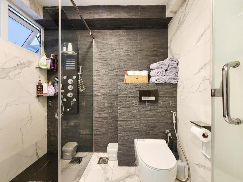 119 Mcnair Road, 119 Mcnair Road, Balestier / Toa Payoh, 4 Bedrooms, 1,345 sqft, HDB Flat For Sale, by Raphael Chong, 500277668 - Master Bathroom - PropertyGuru.com.sg