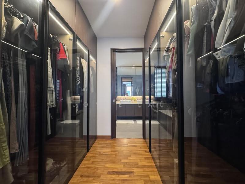 Estrivillas, Jalan Lim Tai See, Tanglin / Holland / Bukit Timah, 5 Bedrooms, 5,460 sqft, Cluster House For Sale, by Joyce Lau, 500277723 - Full walk in closet - PropertyGuru.com.sg