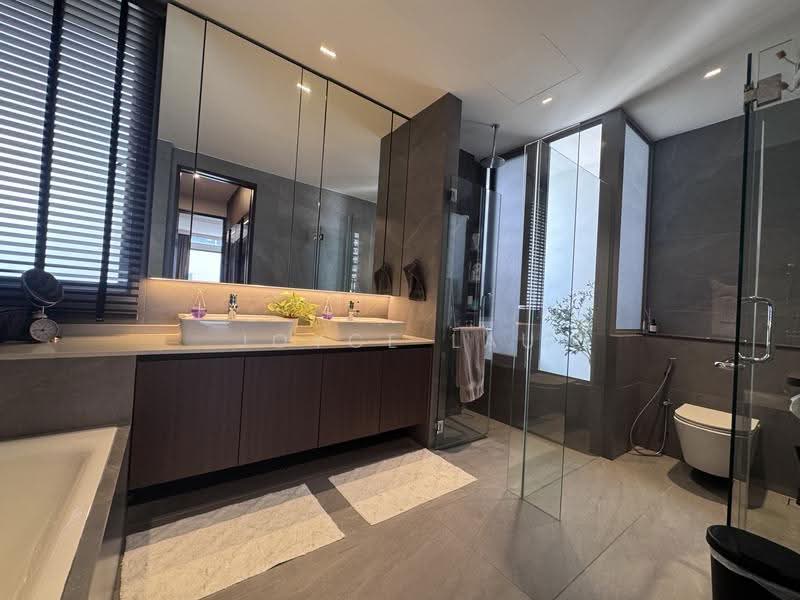 Estrivillas, Jalan Lim Tai See, Tanglin / Holland / Bukit Timah, 5 Bedrooms, 5,460 sqft, Cluster House For Sale, by Joyce Lau, 500277723 - Master ensuite - PropertyGuru.com.sg