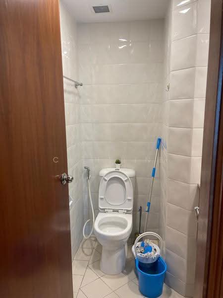 Burlington Square, 175B Bencoolen Street, Beach Road / Bugis / Rochor, Room Rental, 100 sqft, Apartment For Rent, by Catherine Koh, 500277853 - 1804 Common Bathroom - PropertyGuru.com.sg