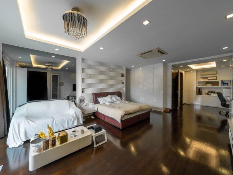 Auspicious House Number! Tao Nan School! Pre-Loved Bungalow Home off East Coast, South Facing | NO West Sun | 6 Rooms | 6 Cars, East Coast / Marine Parade, 6 Bedrooms, 6,200 sqft, Bungalow House For Sale, by Melvin Ng, 500277873 - Bedroom - PropertyGuru.com.sg