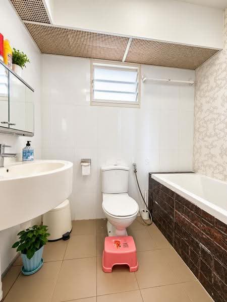 668A Edgefield Plains, 668A Edgefield Plains, Hougang / Punggol / Sengkang, 3 Bedrooms, 1,216 sqft, HDB Flat For Sale, by Marcus Chew, 500277876 - Bathroom - PropertyGuru.com.sg