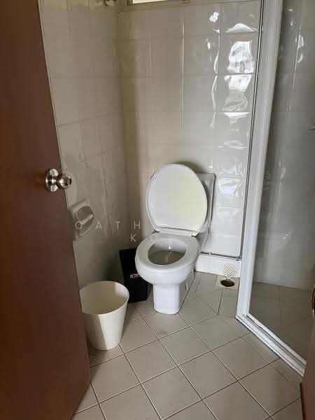 Burlington Square, 175B Bencoolen Street, Beach Road / Bugis / Rochor, Room Rental, 100 sqft, Apartment For Rent, by Catherine Koh, 500277879 - 0901 Common Bathroom - PropertyGuru.com.sg