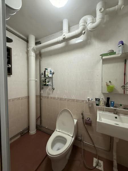 589 Woodlands Drive 16, 589 Woodlands Drive 16, Admiralty / Woodlands, 2 Bedrooms, 1,410 sqft, HDB Flat For Sale, by Samantha Leow, 500277896 - Bathroom - PropertyGuru.com.sg