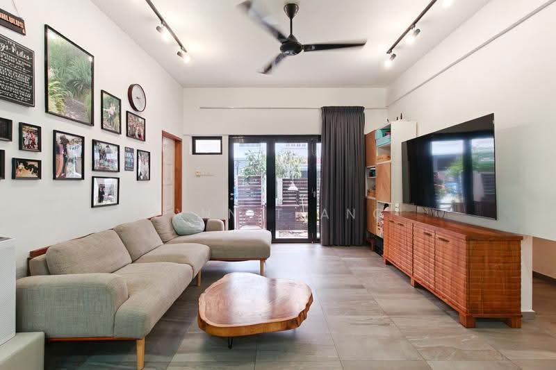 ★ GIANT ★ 1km to Maris Stella High School and Paya Lebar Methodist Girls' School, How Sun Drive, Jalan Rindu, Pillai Road, Hougang / Punggol / Sengkang, 3 Bedrooms, 1,436 sqft, Terraced House For Sale, by Lynn Tiang, 500277924 - Living Room - PropertyGuru.com.sg
