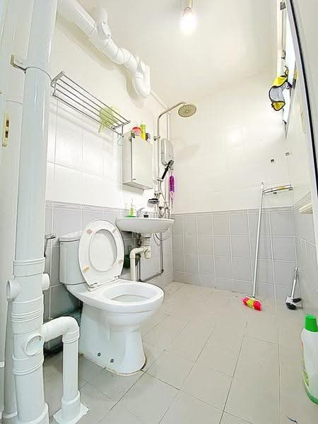 369 Bukit Batok Street 31, 369 Bukit Batok Street 31, Dairy Farm / Bukit Panjang / Choa Chu Kang, 3 Bedrooms, 904 sqft, HDB Flat For Sale, by Eugene Chen, 500277925 - Bathroom - PropertyGuru.com.sg