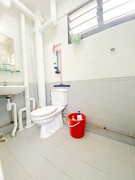 369 Bukit Batok Street 31, 369 Bukit Batok Street 31, Dairy Farm / Bukit Panjang / Choa Chu Kang, 3 Bedrooms, 904 sqft, HDB Flat For Sale, by Eugene Chen, 500277925 - Bathroom - PropertyGuru.com.sg