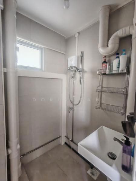 37 Chai Chee Avenue, 37 Chai Chee Avenue, Bedok / Upper East Coast, Room Rental, 100 sqft, HDB Flat For Rent, by Doris Tan, 500278071 - Bathroom - PropertyGuru.com.sg