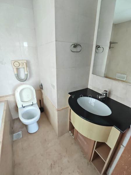 Queens, 16 Stirling Road, Alexandra / Commonwealth, Room Rental, 180 sqft, Condominium For Rent, by Steve Voon, 500278108 - Bathroom - PropertyGuru.com.sg