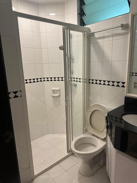The Bencoolen, 180A Bencoolen Street, Beach Road / Bugis / Rochor, Room Rental, 100 sqft, Apartment For Rent, by Catherine Koh, 500278188 - 0510 Common Bathroom - PropertyGuru.com.sg