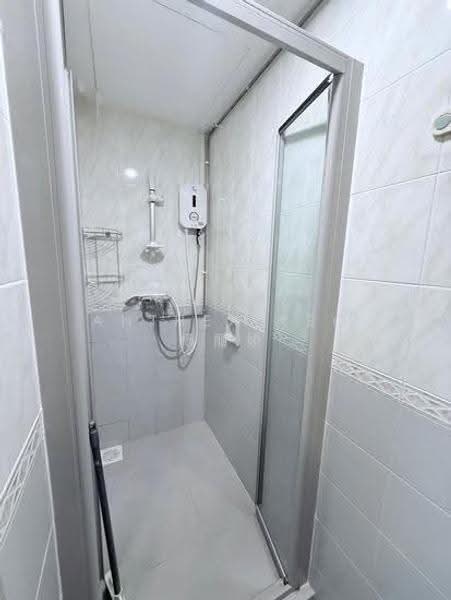 Simsville, 8 Geylang East Avenue 2, Eunos / Geylang / Paya Lebar, 2 Bedrooms, 980 sqft, Condominium For Rent, by Anthea Yeo 杨丽娇, 500278192 - Bathroom - PropertyGuru.com.sg