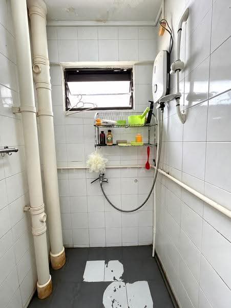 4 Lorong 7 Toa Payoh, 4 Lorong 7 Toa Payoh, Balestier / Toa Payoh, 2 Bedrooms, 732 sqft, HDB Flat For Sale, by Elena Pang, 500278231 - Bathroom - PropertyGuru.com.sg