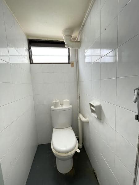 4 Lorong 7 Toa Payoh, 4 Lorong 7 Toa Payoh, Balestier / Toa Payoh, 2 Bedrooms, 732 sqft, HDB Flat For Sale, by Elena Pang, 500278231 - Bathroom - PropertyGuru.com.sg