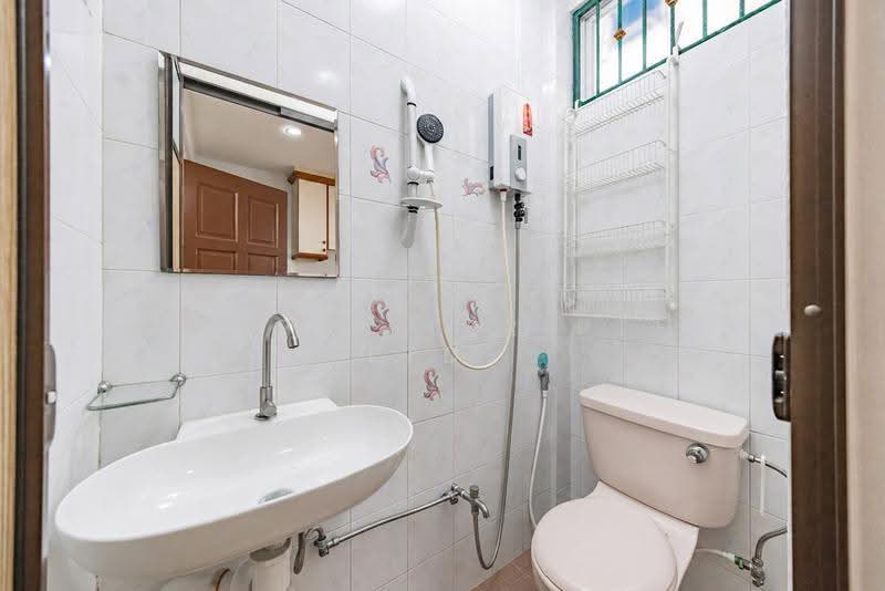 Jalan Kurnia, Jalan Kurnia, Hougang / Punggol / Sengkang, 3 Bedrooms, 2,128 sqft, Terraced House For Sale, by Reine Chan, 500278263 - Bathroom - PropertyGuru.com.sg