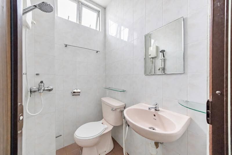Jalan Kurnia, Jalan Kurnia, Hougang / Punggol / Sengkang, 3 Bedrooms, 2,128 sqft, Terraced House For Sale, by Reine Chan, 500278263 - Bathroom - PropertyGuru.com.sg