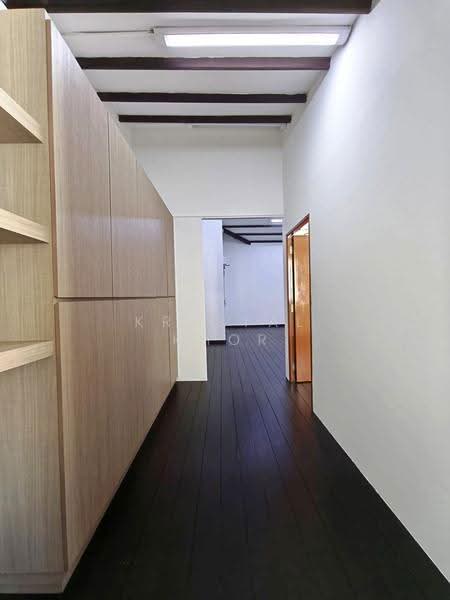 No GST | Petite All-White Shophouse with High Pitched Ceiling, Tras Street Tanjong Pagar Road Craig Road, Chinatown / Tanjong Pagar, 722 sqft, Shop / Shophouse For Rent, by Krystal Khor, 500278285 - Corridor - CommercialGuru.com.sg