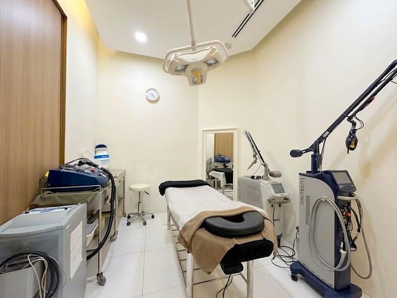Novena Specialist Center, 8 Sinaran Drive, Newton / Novena, 1,442 sqft, Medical For Rent, by Xavier Aw (欧伟廷), 500278308 - Treatment Room 2 - CommercialGuru.com.sg