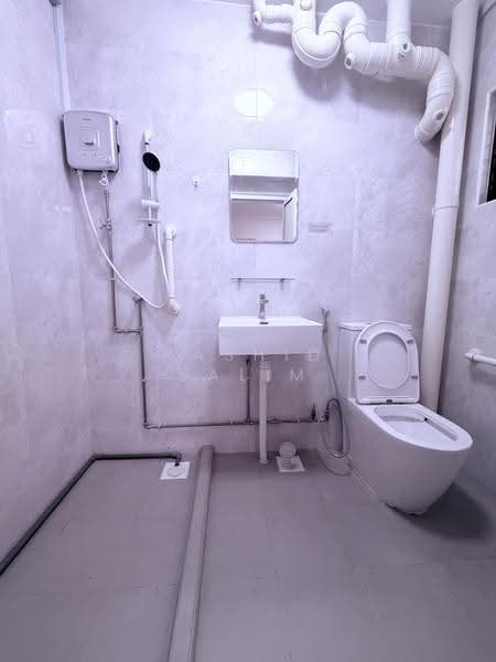 94C Bedok North Avenue 4, 94C Bedok North Avenue 4, Bedok / Upper East Coast, 3 Bedrooms, 1,539 sqft, HDB Flat For Rent, by Rashid Salim, 500278362 - Bathroom - PropertyGuru.com.sg