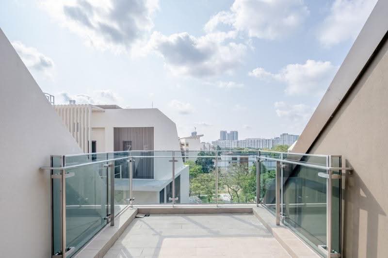 Parksuites, 18 Holland Grove Road, Tanglin / Holland / Bukit Timah, 3 Bedrooms, 1,421 sqft, Condominium For Sale, by Zen Kuik, 500278433 - Balcony - PropertyGuru.com.sg