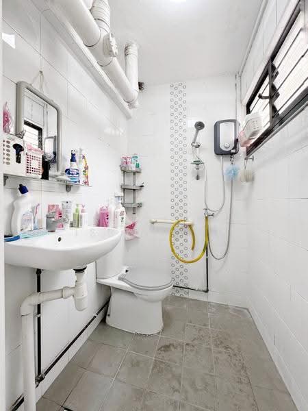 220 Tampines Street 24, 220 Tampines Street 24, Pasir Ris / Tampines, 3 Bedrooms, 1,001 sqft, HDB Flat For Sale, by Risdian Isbintara, 500278452 - Bathroom - PropertyGuru.com.sg