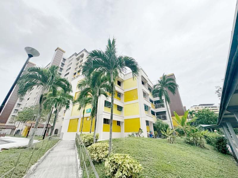 220 Tampines Street 24, 220 Tampines Street 24, Pasir Ris / Tampines, 3 Bedrooms, 1,001 sqft, HDB Flat For Sale, by Risdian Isbintara, 500278452 - Exterior - PropertyGuru.com.sg
