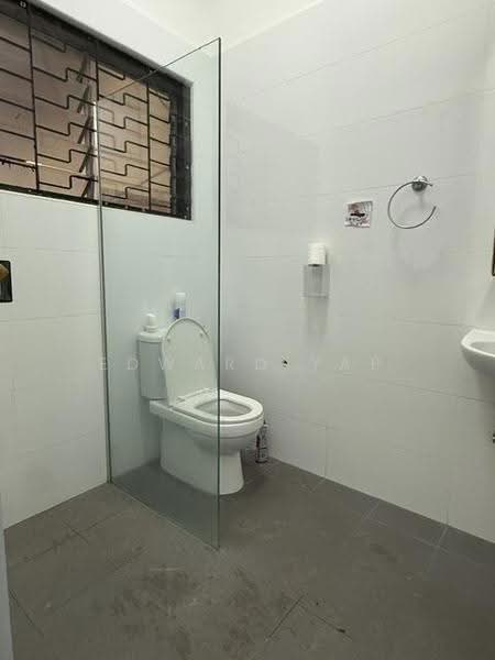 DUCHESS AVE, DUCHESS AVENUE, Tanglin / Holland / Bukit Timah, 4 Bedrooms, 2,500 sqft, Semi-Detached House For Rent, by Edward Yap, 500278470 - Bathroom - PropertyGuru.com.sg