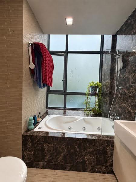 Viz at Holland, 221 Queensway, Tanglin / Holland / Bukit Timah, 2 Bedrooms, 1,109 sqft, Condominium For Rent, by Titi Chen, 500278491 - Bathroom - PropertyGuru.com.sg