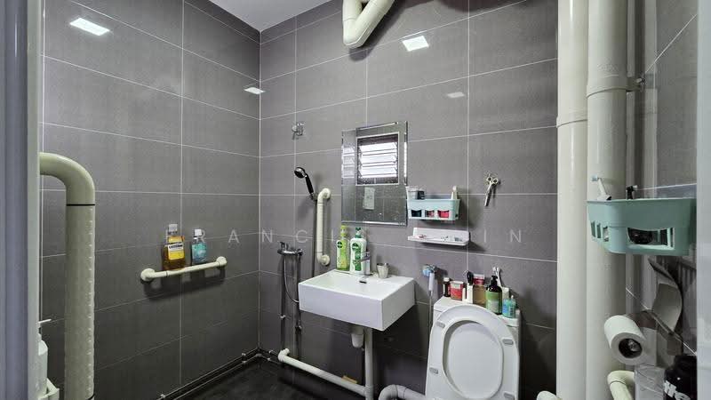 409 Yishun Ring Road, 409 Yishun Ring Road, Sembawang / Yishun, 2 Bedrooms, 796 sqft, HDB Flat For Rent, by Francis Chin, 500278529 - Bathroom - PropertyGuru.com.sg