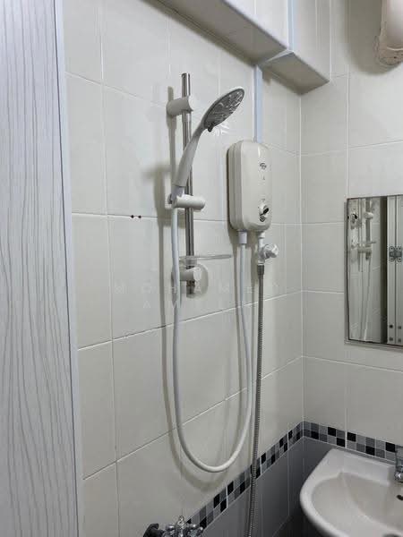 205 Jurong East Street 21, 205 Jurong East Street 21, Boon Lay / Jurong / Tuas, 2 Bedrooms, 722 sqft, HDB Flat For Rent, by Mohamed Ameen, 500278544 - Bathroom - PropertyGuru.com.sg