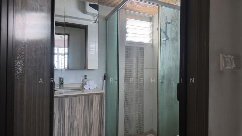 165B Yung Kuang Court, 165B Yung Kuang Road, Boon Lay / Jurong / Tuas, 4 Bedrooms, 1,216 sqft, HDB Flat For Sale, by Ariel Er Peh Lin, 500278552 - Bathroom - PropertyGuru.com.sg