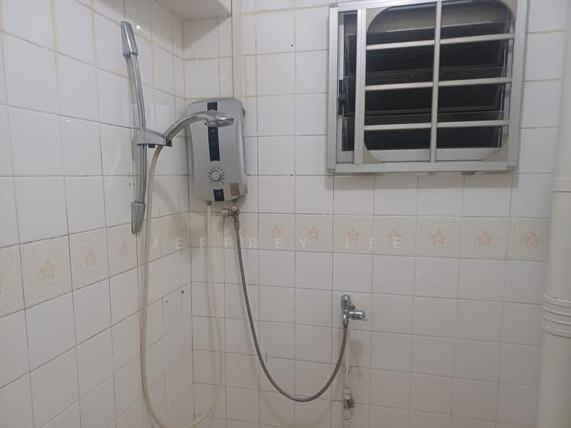 477 Sembawang Drive, 477 Sembawang Drive, Sembawang / Yishun, Room Rental, 150 sqft, HDB Flat For Rent, by Jeffrey Lee, 500278580 - Bathroom - PropertyGuru.com.sg