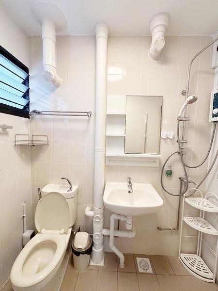 407 Bedok North Avenue 3, 407 Bedok North Avenue 3, Bedok / Upper East Coast, 3 Bedrooms, 1,270 sqft, HDB Flat For Rent, by Teddy Ng Yu Ming, 500278586 - Bathroom - PropertyGuru.com.sg
