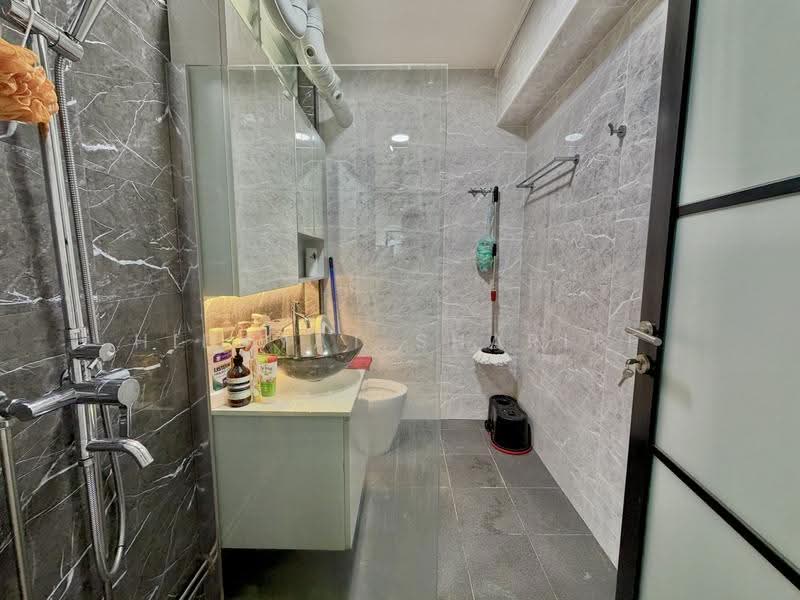 743 Pasir Ris Street 71, 743 Pasir Ris Street 71, Pasir Ris / Tampines, 3 Bedrooms, 1,367 sqft, HDB Flat For Sale, by Hidayat Shariff, 500278603 - Bathroom - PropertyGuru.com.sg