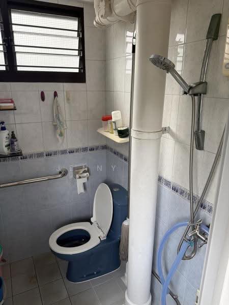 309 Clementi Avenue 4, 309 Clementi Avenue 4, Buona Vista / West Coast / Clementi New Town, 2 Bedrooms, 721 sqft, HDB Flat For Sale, by Jenny Lim, 500278677 - Bathroom - PropertyGuru.com.sg