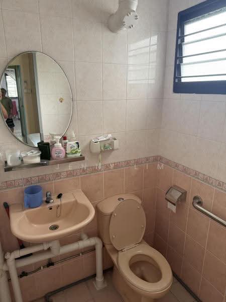 309 Clementi Avenue 4, 309 Clementi Avenue 4, Buona Vista / West Coast / Clementi New Town, 2 Bedrooms, 721 sqft, HDB Flat For Sale, by Jenny Lim, 500278677 - Master Bathroom - PropertyGuru.com.sg