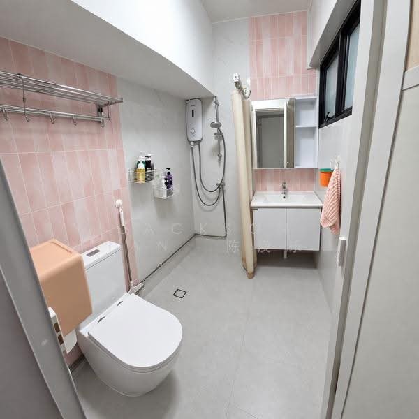 108 Jalan Bukit Merah, 108 Jalan Bukit Merah, Alexandra / Commonwealth, 2 Bedrooms, 796 sqft, HDB Flat For Sale, by Jackson Tan 陈涣乐, 500278681 - Bathroom - PropertyGuru.com.sg