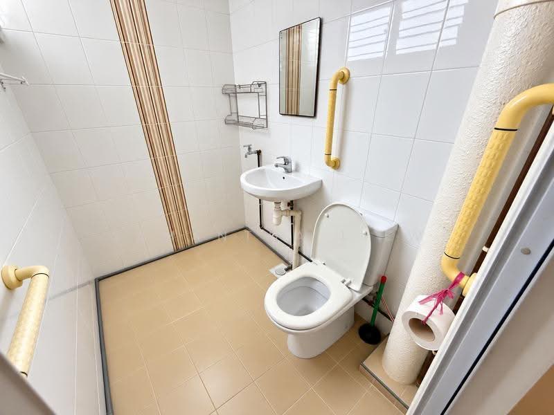 840 Tampines Street 82, 840 Tampines Street 82, Pasir Ris / Tampines, 3 Bedrooms, 904 sqft, HDB Flat For Sale, by Samantha Liew, 500278697 - Bathroom - PropertyGuru.com.sg