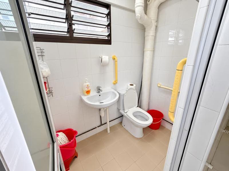 840 Tampines Street 82, 840 Tampines Street 82, Pasir Ris / Tampines, 3 Bedrooms, 904 sqft, HDB Flat For Sale, by Samantha Liew, 500278697 - Bathroom - PropertyGuru.com.sg