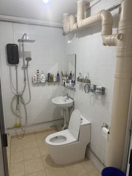 286A Toh Guan Road, 286A Toh Guan Road, Boon Lay / Jurong / Tuas, 3 Bedrooms, 1,113 sqft, HDB Flat For Sale, by Jenny Lim, 500278706 - Bathroom - PropertyGuru.com.sg