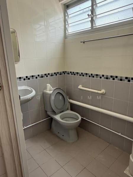 Blk 55 Chai Chee Drive, Chai Chee Drive, 2 Bedrooms, 818 sqft, HDB Flat For Rent, by Ng Bee Imm, 500278714 - Bathroom - PropertyGuru.com.sg