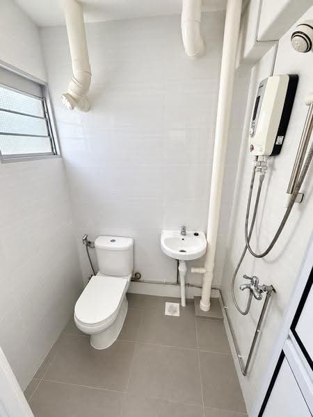 157 Ang Mo Kio Avenue 4, 157 Ang Mo Kio Avenue 4, Ang Mo Kio / Bishan / Thomson, 2 Bedrooms, 861 sqft, HDB Flat For Rent, by Marcus Lim 林政宏, 500278781 - Bathroom - PropertyGuru.com.sg
