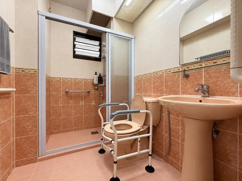 461 Clementi Avenue 3, 461 Clementi Avenue 3, Buona Vista / West Coast / Clementi New Town, 3 Bedrooms, 969 sqft, HDB Flat For Sale, by Ethan Chong, 500278790 - Bathroom - PropertyGuru.com.sg