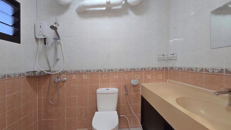 608 Jurong West Street 65, 608 Jurong West Street 65, Boon Lay / Jurong / Tuas, 3 Bedrooms, 1,237 sqft, HDB Flat For Rent, by Can Cheong, 500278803 - Bathroom - PropertyGuru.com.sg