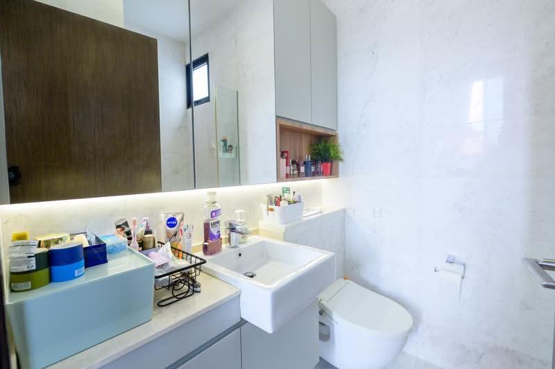 Berkeley Residences, 11 Lorong N Telok Kurau, East Coast / Marine Parade, 2 Bedrooms, 883 sqft, Apartment For Sale, by Kelvin Koh, 500278842 - Master Bath - PropertyGuru.com.sg