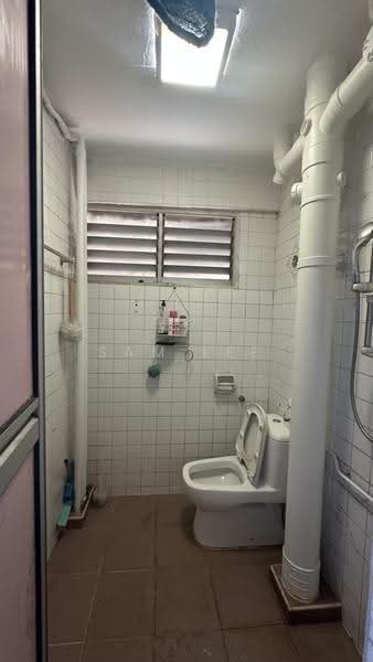 Blk 114 Potong Pasir Avenue 1, 114 Potong Pasir Avenue 1, Macpherson / Potong Pasir, 2 Bedrooms, 721 sqft, HDB Flat For Sale, by Sam Lee, 500278854 - Bathroom - PropertyGuru.com.sg
