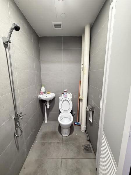 CT Foodchain, 200 Pandan Loop, Buona Vista / West Coast / Clementi New Town, 1,808 sqft, Factory / Workshop (B2) For Sale, by Tommy Kwek, 500278857 - Bathroom - CommercialGuru.com.sg
