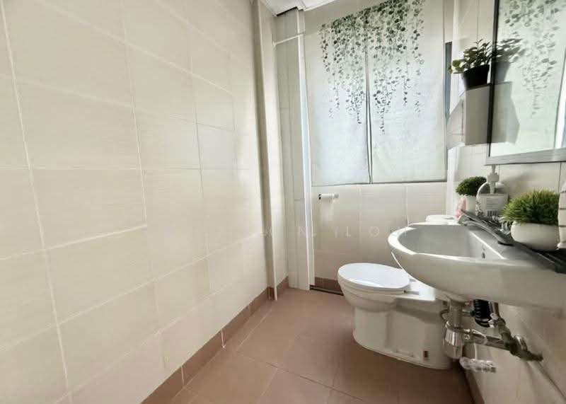 Tradehub 21, 18, Boon Lay / Jurong / Tuas, 1,055 sqft, Light Industrial (B1) For Rent, by Ssharon Loh, 500278859 - Bathroom - CommercialGuru.com.sg