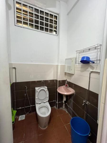 631 bedok reservoir rd, Bedok / Upper East Coast, 1,604 sqft, Shop / Shophouse For Sale, by Mohamed Yaseen, 500278863 - Bathroom - CommercialGuru.com.sg