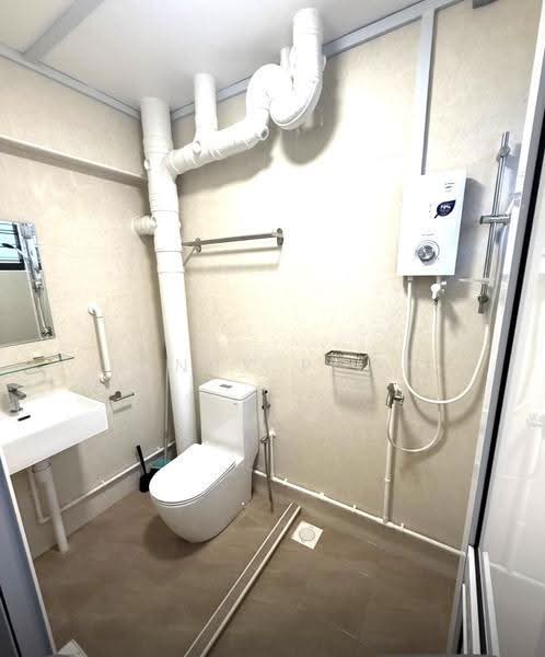 436 Hougang Avenue 8, 436 Hougang Avenue 8, Hougang / Punggol / Sengkang, 3 Bedrooms, 969 sqft, HDB Flat For Rent, by Henry Poon, 500278869 - Bathroom - PropertyGuru.com.sg